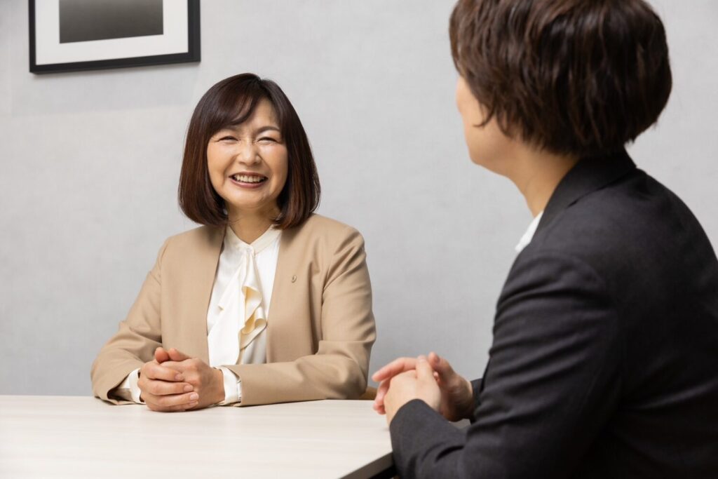 司法書士とライフコンサルタントの肩書を持つ西田千鶴さん（左）