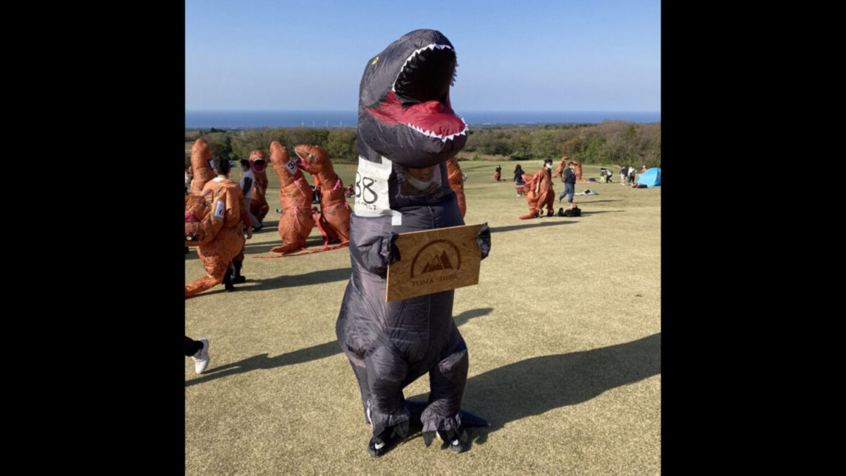 優勝賞品を受け取る増田智晃さん（第１回大会）