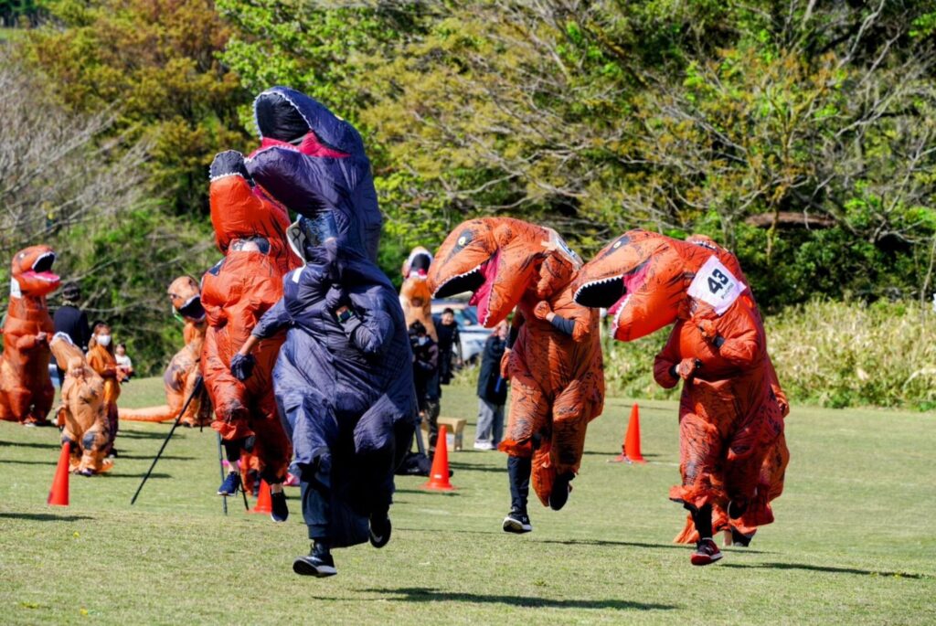 第１回大会で走る増田智晃さん（右から３番目、黒っぽいティラノサウルスが増田さん）