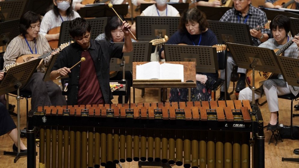 マリンバの演奏をする深堀賢太朗さん