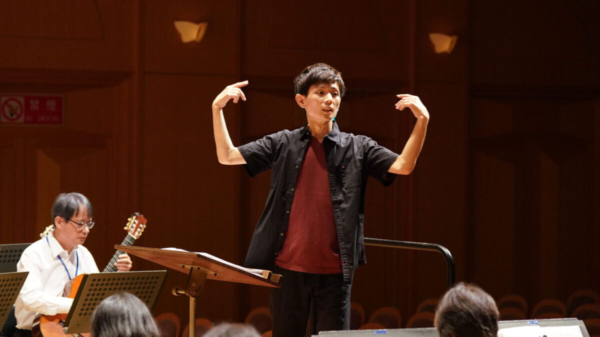 「名古屋マンドリン合奏団」のリハーサルで指揮をする深堀賢太朗さん(中央)