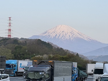 初めて肉眼で見た富士山（東名高速道路鮎沢パーキングエリア）