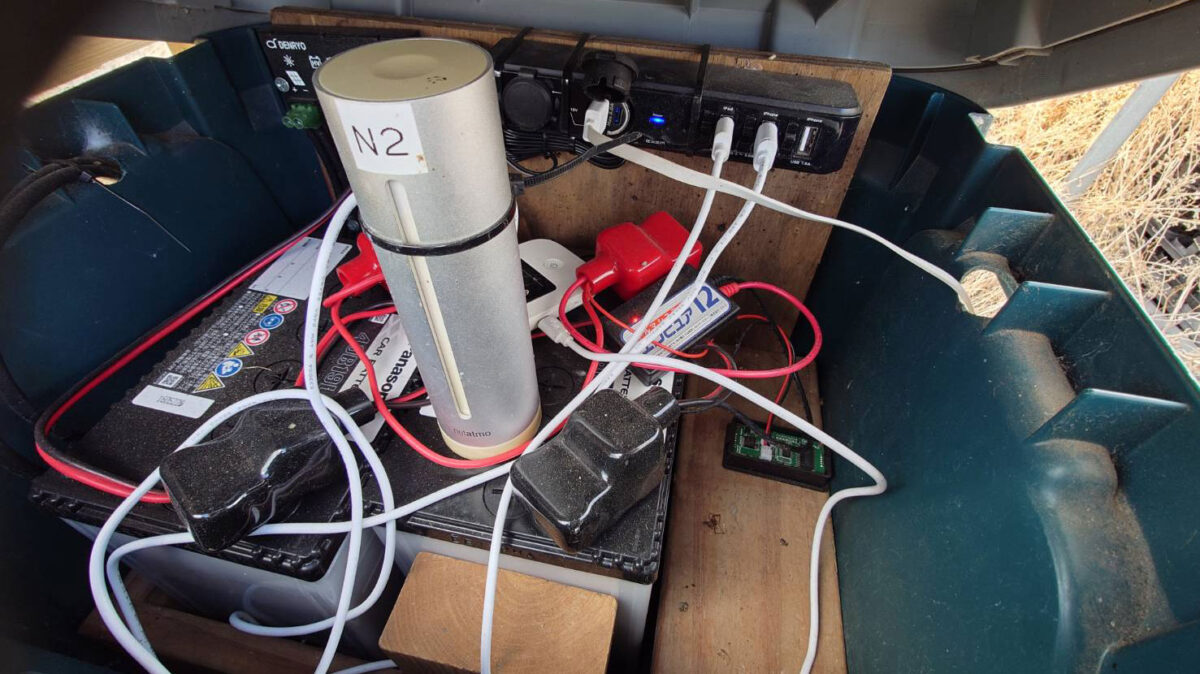 遠隔管理に使うソーラー発電装置(自動車のバッテリー、モバイルWi-Fiルーターなどを組み合わせて作っている)