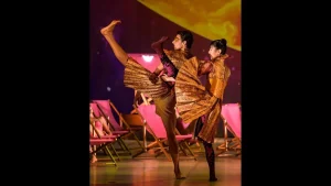 「太陽と月と風」で、主役の「太陽の姫」を演じる井口陽花（いぐち・はるか）さん（右）（photo by Serghei Gherciu）（写真提供：井口陽花さん）