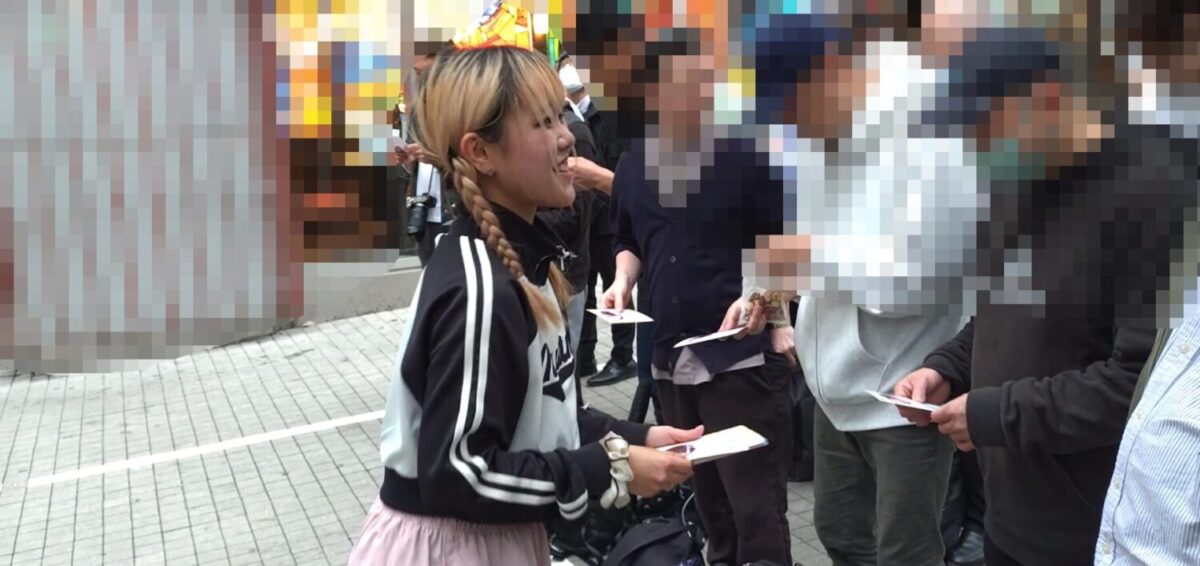 東京での初ライブ終了後、観客ひとりひとりに感謝を伝える、ほりピさん