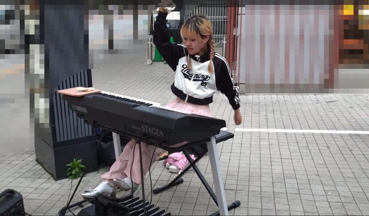 東京都内の初ライブで2曲目の演奏を力強く終えた、ほりピさん