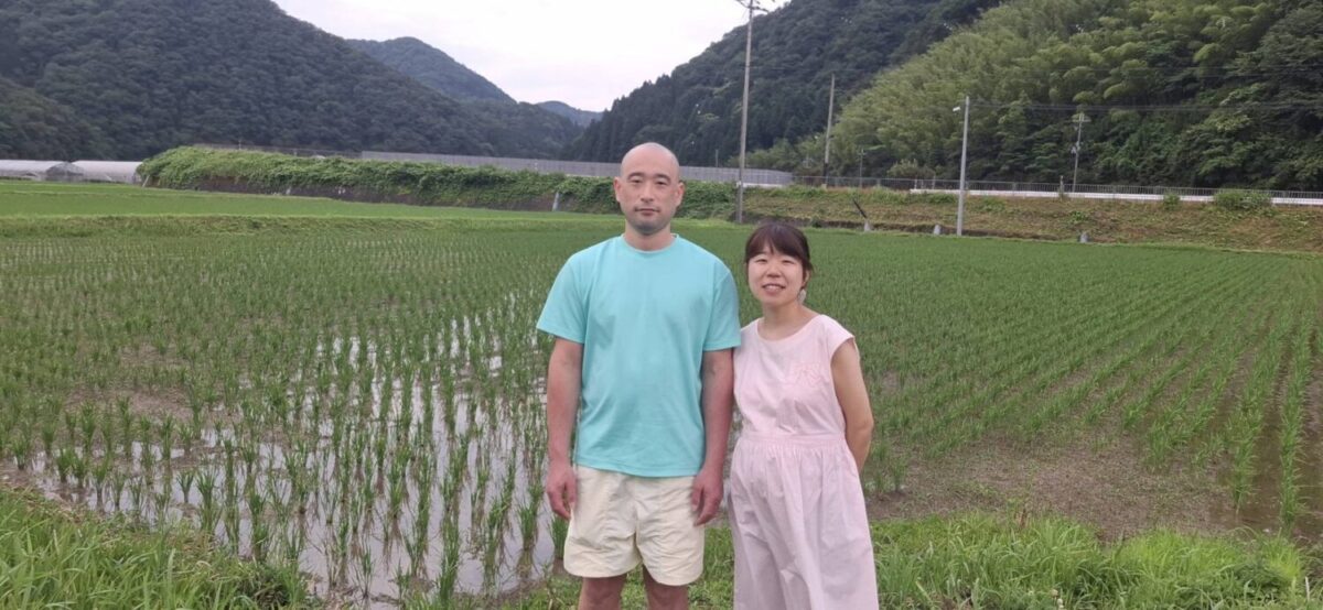 岡本大地さん(左)と妻の友美子さん
