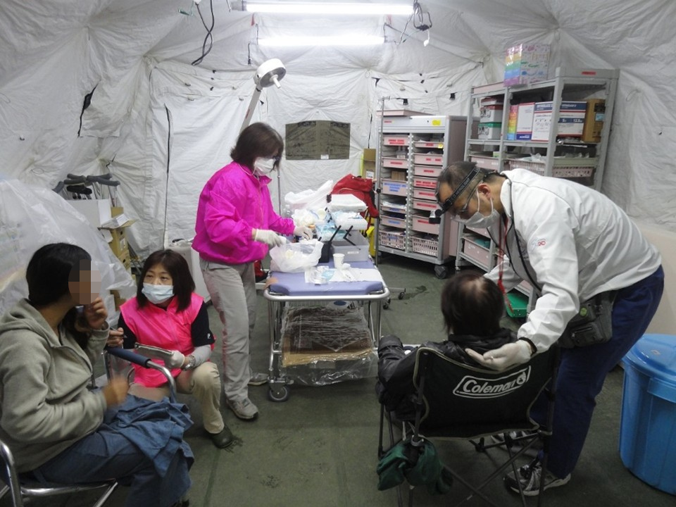 災害時(2016年、熊本地震の時)南阿蘇地区で活動する歯科支援チーム
(白衣で治療を行っている右の人が太田秀人さん)