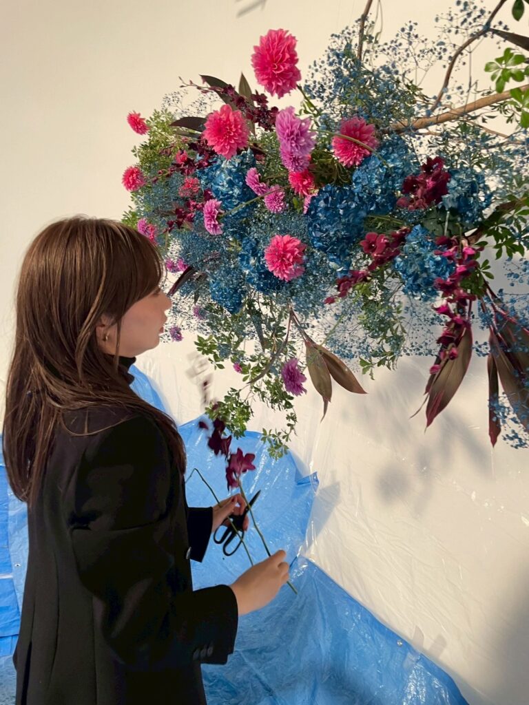 花の装飾をする橋井梨花さん