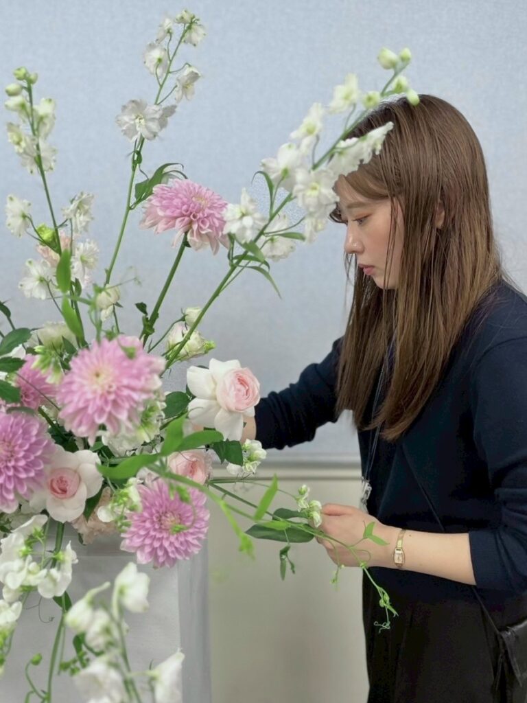 花の装飾をする橋井梨花さん