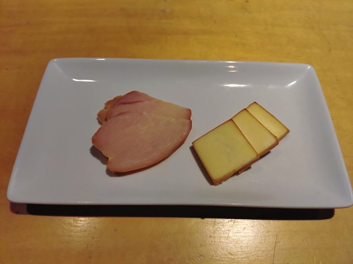 「鶏むね肉のスモークとチーズ」