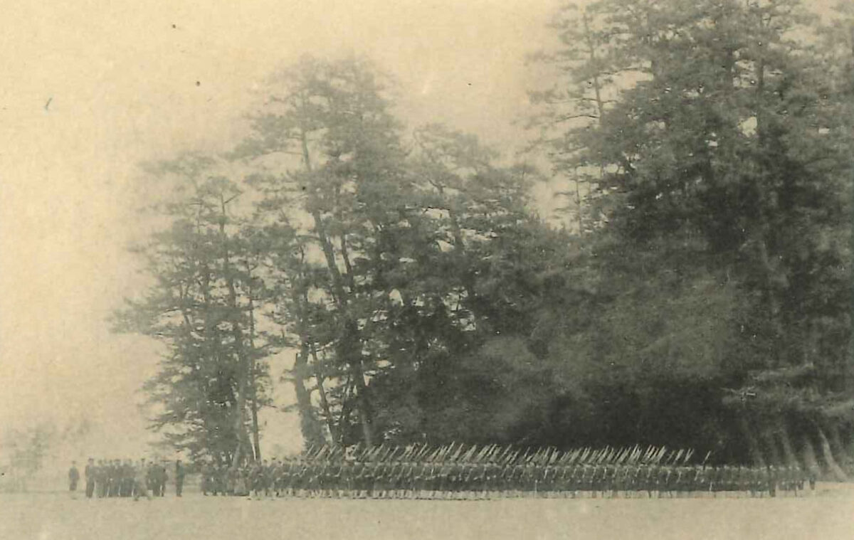 1909年(明治42年)ごろの鳥取県立米子中学校敷地内(現在の米子東高校野球場のあたり)(中で行われているのは分列式)