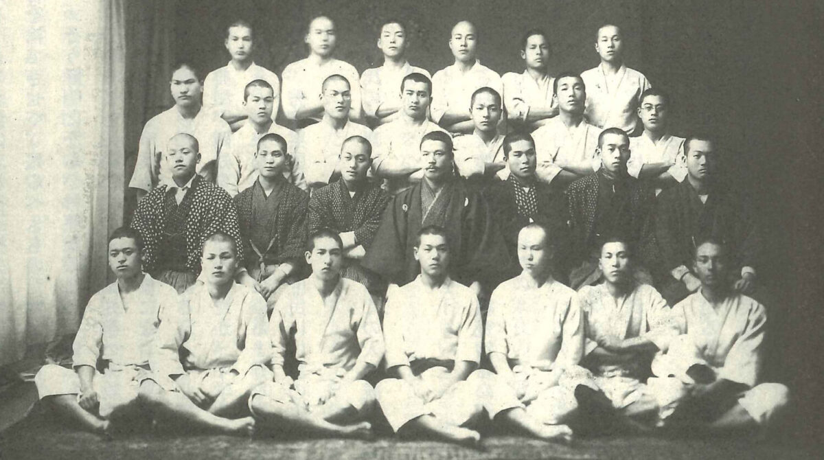 明治４５年２月５日柔道部５年生送別記念の写真（２列目１番左が粟屋仙吉、粟屋の右隣りが増谷麟）