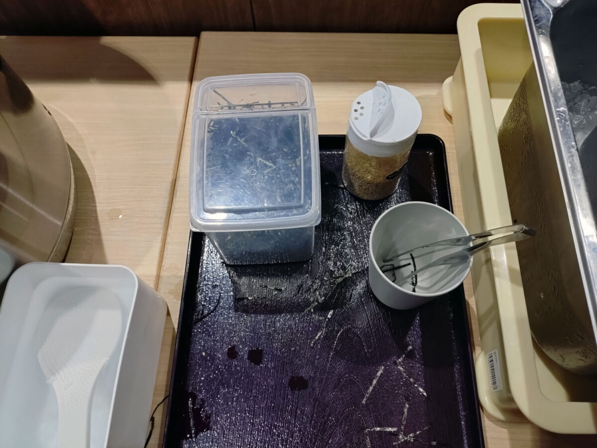 「漬け鮮魚かけ放題」で、おかわり自由の「海苔」と「胡麻」