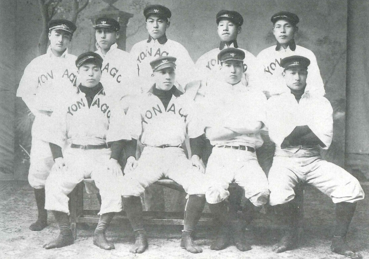 明治４２年度の米子中学校野球部選手（後列右から２番目が粟屋仙吉）【米子東高等学校創立九十周年記念誌より】シューズは地下足袋を履いている