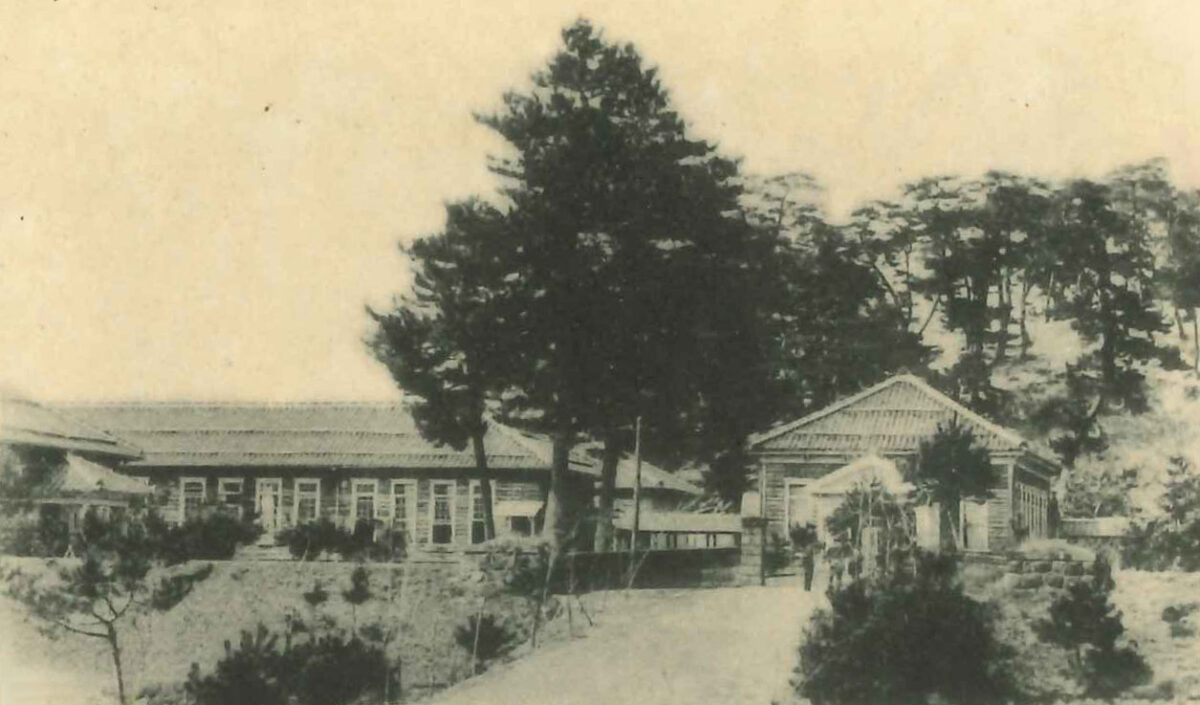 1909年(明治42年)ごろの鳥取県立米子中学校=「鳥取懸立米子中學校創立十年紀念ハガキ」より【米子市立山陰歴史館所蔵】