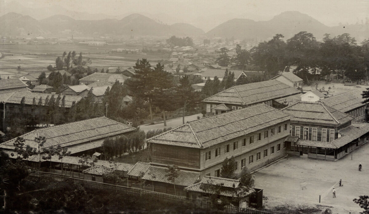 明治末期、粟屋仙吉が在学したころの米子中学校【写真提供:鳥取県立公文書館】
(この敷地内に全校生徒が集結して「留任運動開始決議」が行われた)