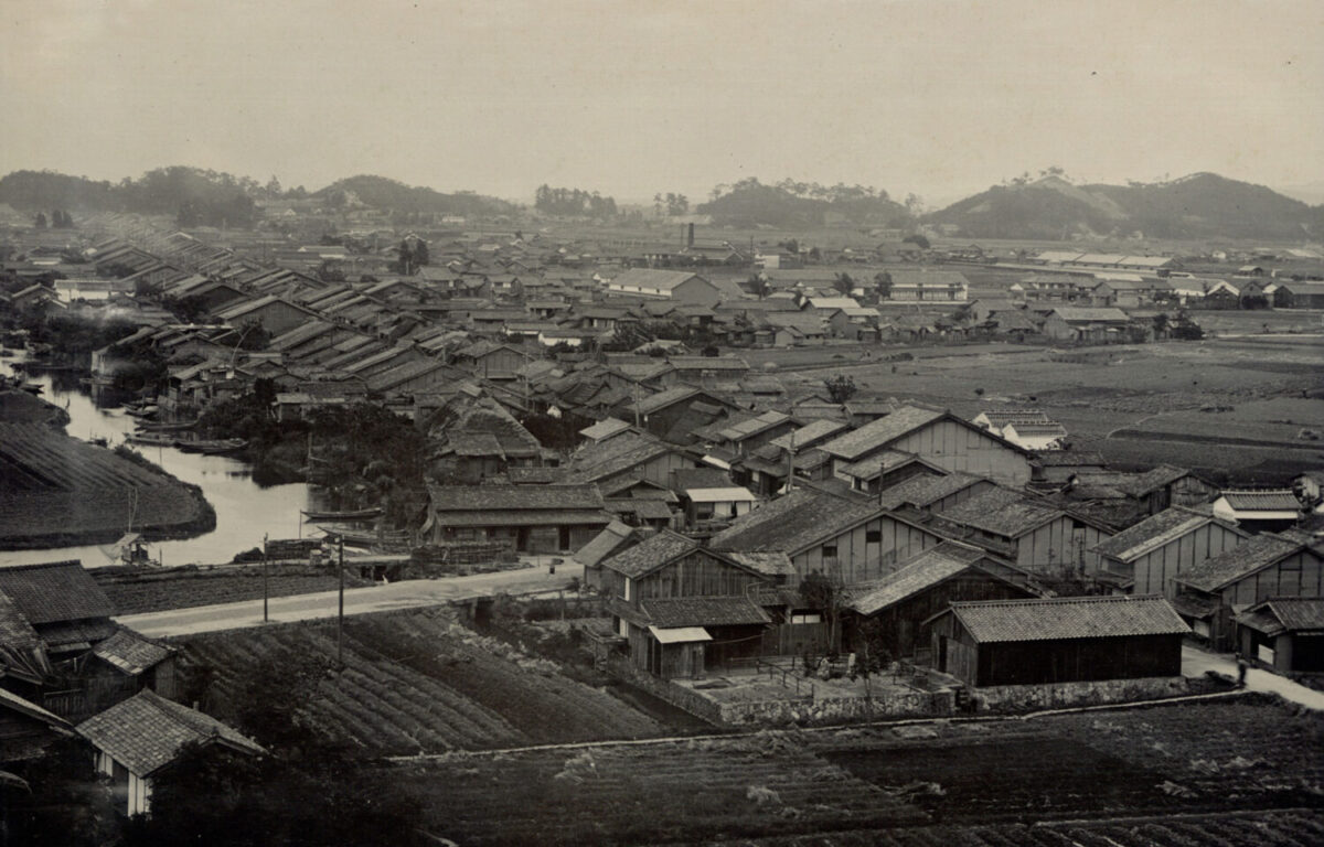 粟屋仙吉が住んでいたころの米子町＝明治時代末期（写真左奥に見える小さな山のあたりが米子中学校）（写真の右奥に鉄道の線路があり、その右あたりに米子駅がある。粟屋仙吉の自宅は米子駅のすぐ近くにあったと思われる）【写真提供：鳥取県立公文書館】