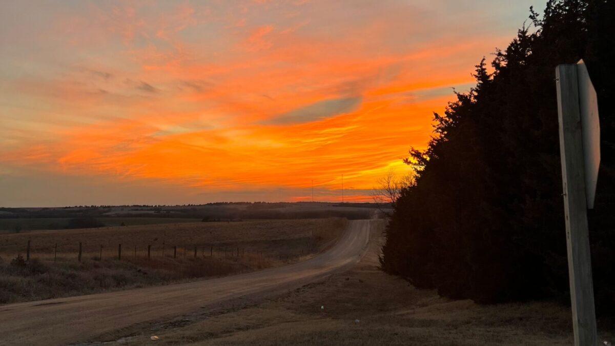 カンザス州の夕日（クラウド・カウンティー・コミュニティ・カレッジ近く。ジャスミンさんは、ここでトレーニングをしていた）