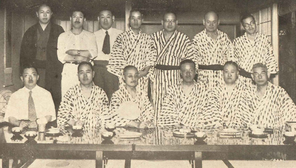 昭和１２年７月１２日、米子中学卒業生による粟屋仙吉の送別会（大分県知事への栄転を祝った）（１列目右から３人目が粟屋仙吉）
『會報　第七號』より　【画像提供：米子市立山陰歴史館】