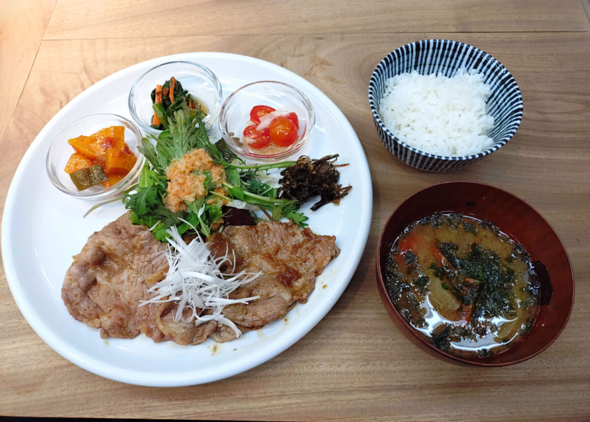 「石見ポーク生姜焼き定食」(米は柿木村の「R1」無農薬コシヒカリを使っている)