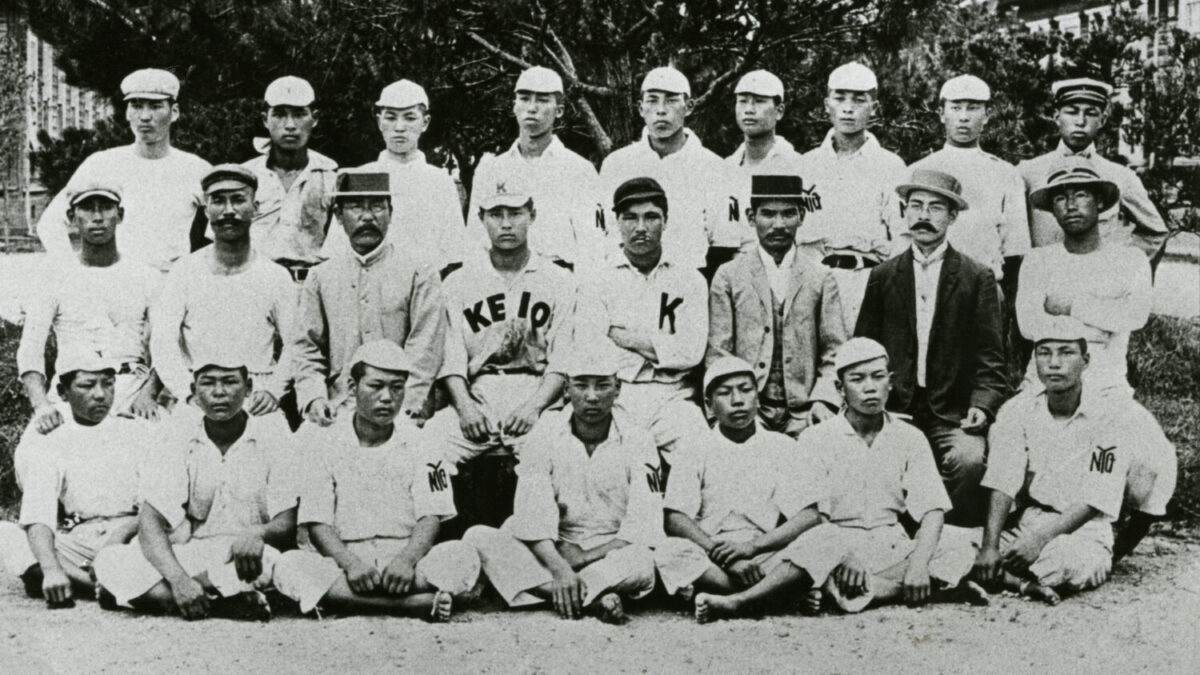 明治45年7月25日、米子中学校野球部員と指導に来ていた卒業生（２列目中央には慶応大学から招いたコーチもいる）（２列目右から１番目が卒業生の粟屋仙吉）