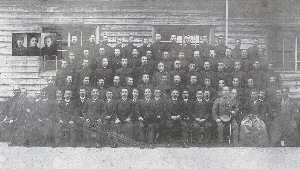 米子中学校第9期の卒業写真(明治45年3月24日の卒業生)【米子市立山陰歴史館所蔵】
1列目右から5人目が林重浩、6人目が岡喜七郎。どの生徒が粟屋仙吉かは不明。