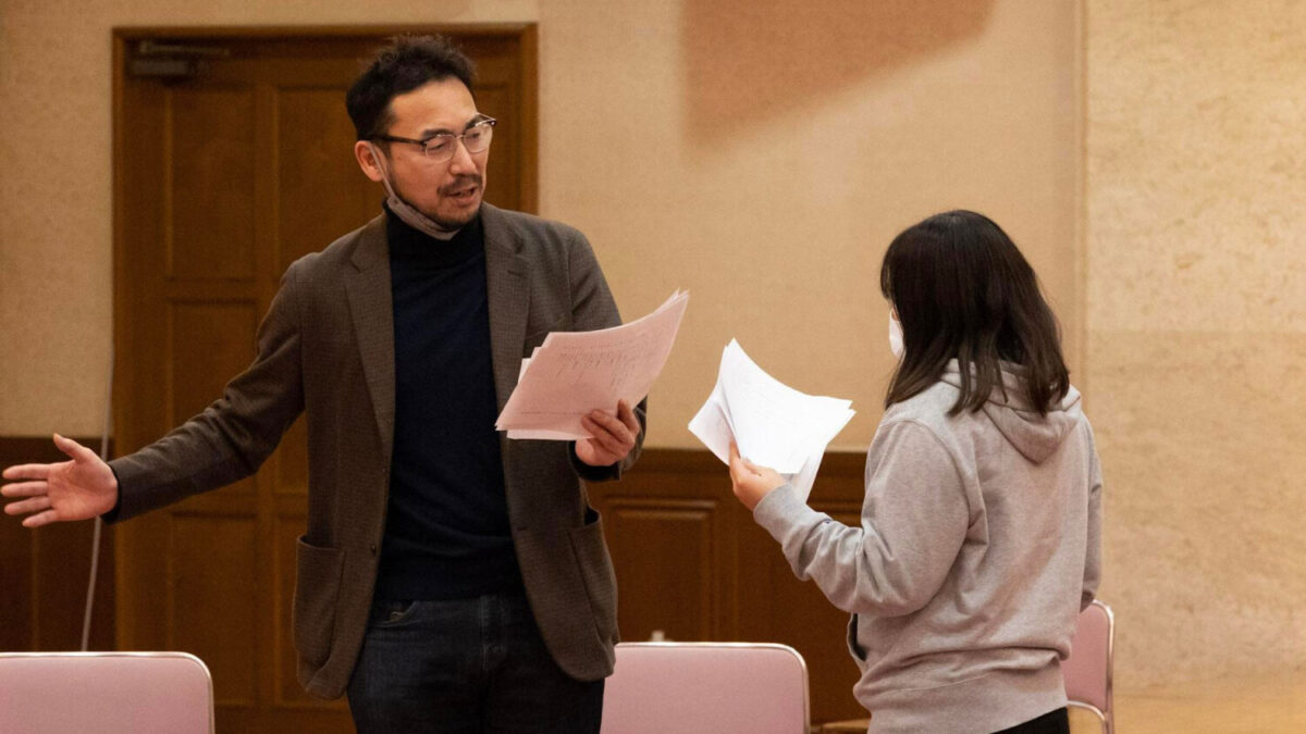 「雲南市創作市民演劇」の指導をする亀尾佳宏さん（左）＝２０２３年３月