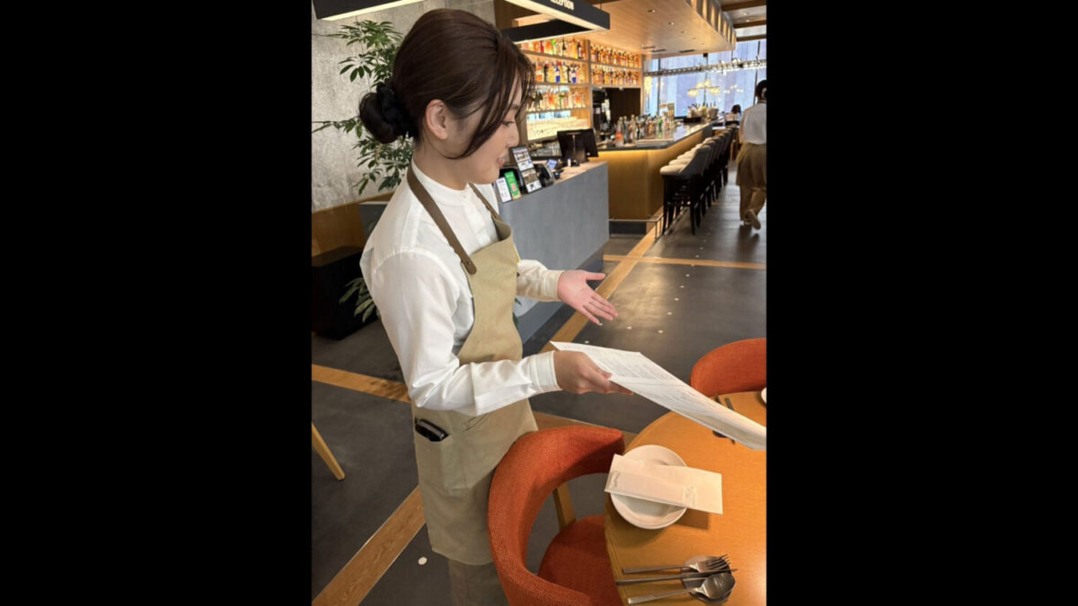 CAになるためにレストランで接客のアルバイトする坂根凜さん