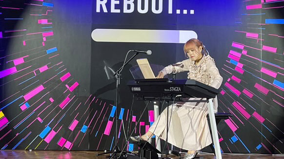 東京都千代田区丸の内にある東京會舘で演奏する、ほりピさん