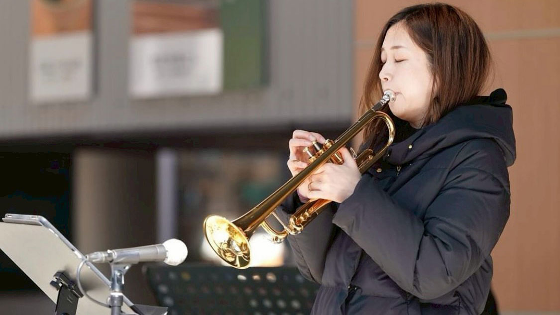 トランペットの演奏をする筒井奏子さん