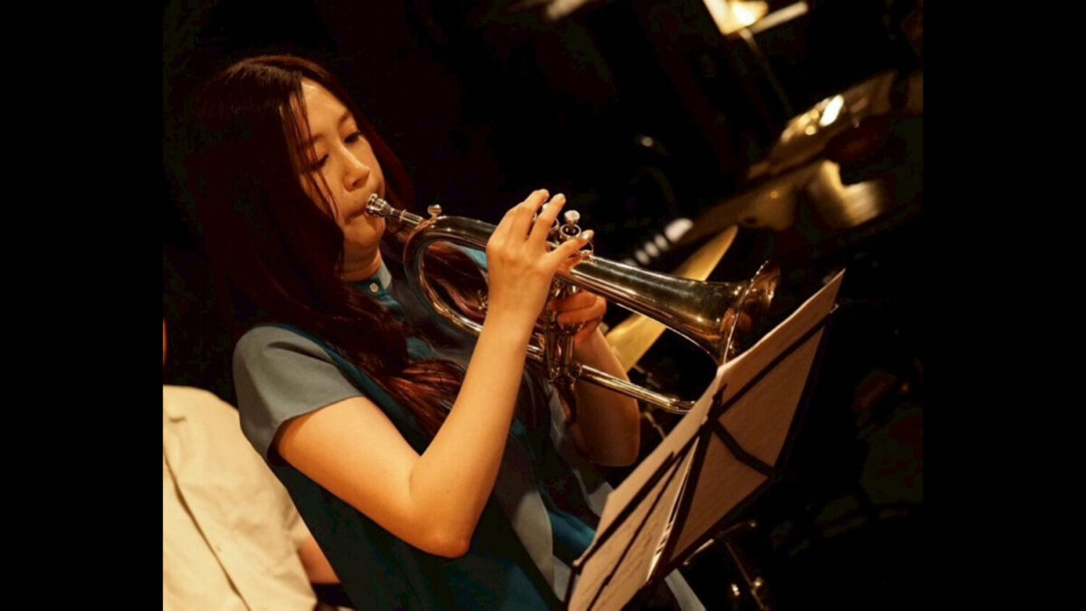 プロのトランペット奏者として活動する筒井奏子さん