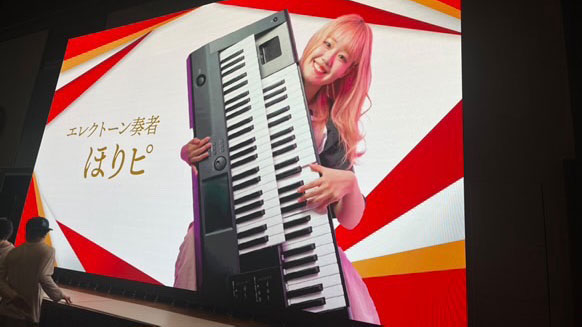 東京會舘のプロジェクターで大きく表示された、ほりピさんの写真