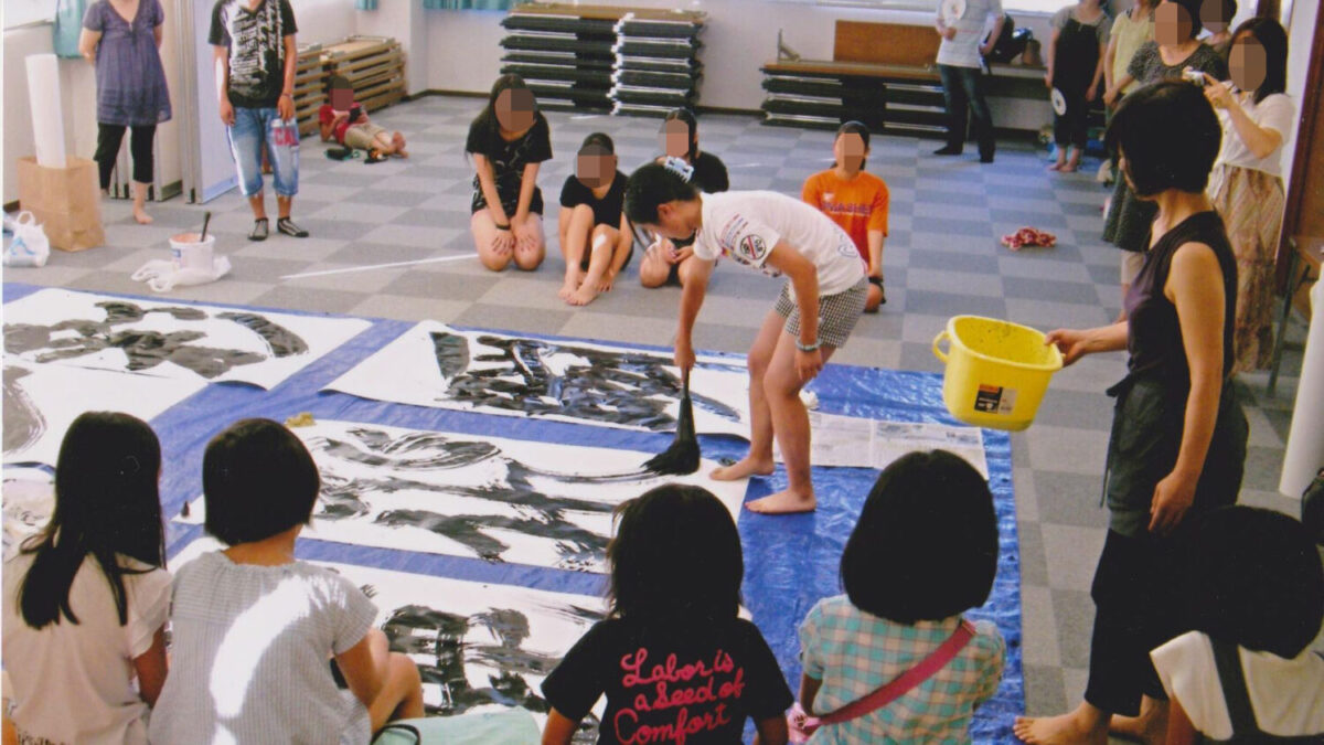 東日本大震災で被災した生徒を招待して行った書道交流会=2012年8月(福岡県内)