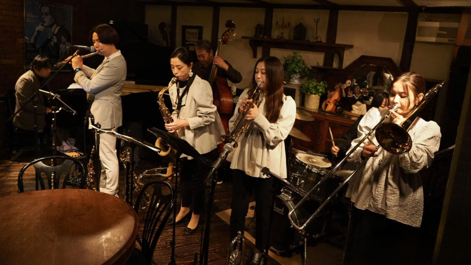 UNIT７（ユニットセブン）（前列右から２番目が筒井奏子さん）