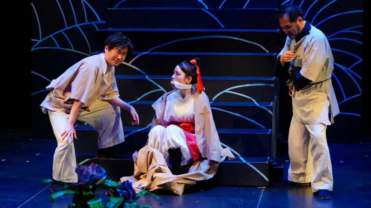 舞台「鶴人」で藤原宮子を演じる赤名萌さん(中央)