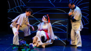 「鶴人」で藤原宮子を演じる赤名萌さん（中央）