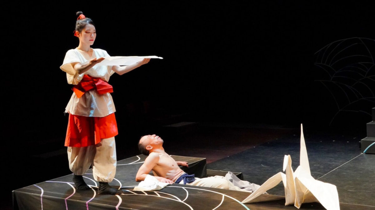 舞台「鶴人」で藤原宮子を演じる赤名萌さん(左)