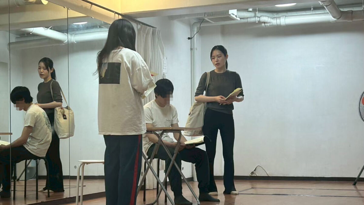 プロデビュー後、稽古をする赤名萌さん(右)