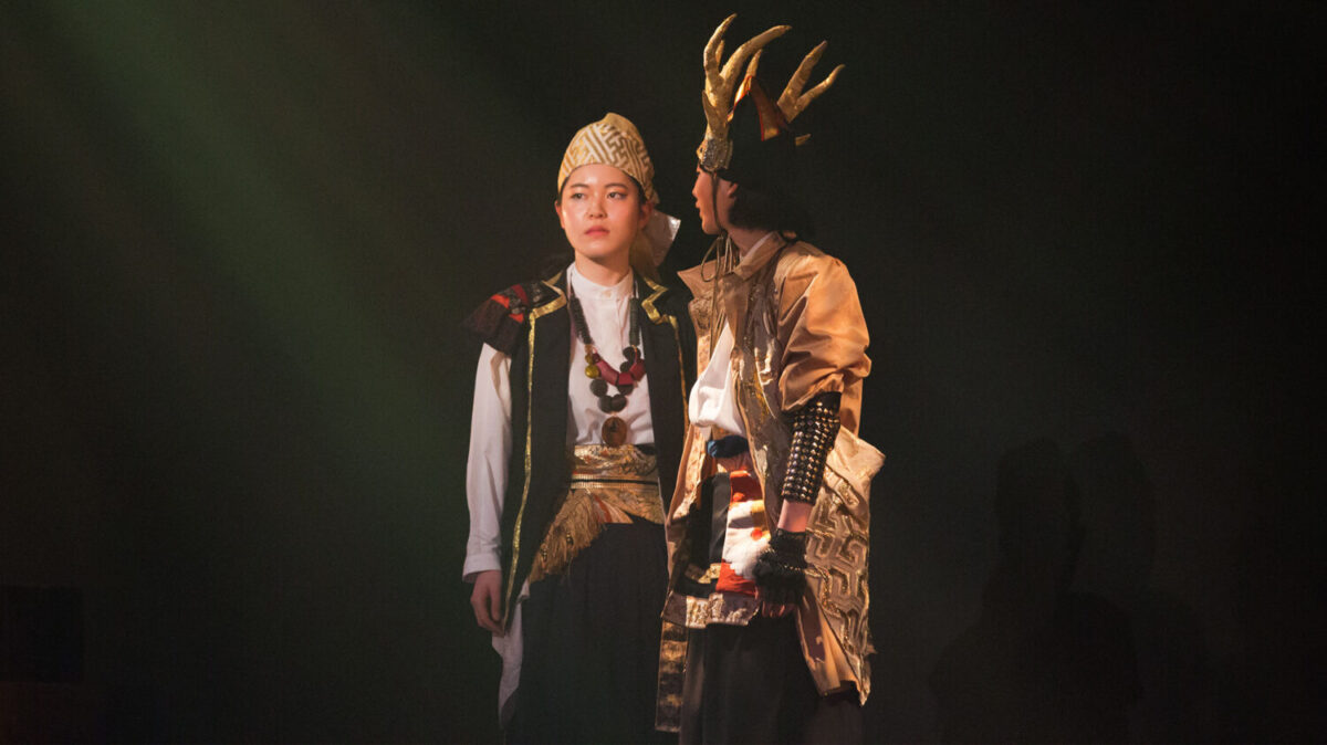 高校生のころの赤名萌さん(左)(雲南市創作市民演劇「KIRINJI 〜新説・山中鹿介〜」より)