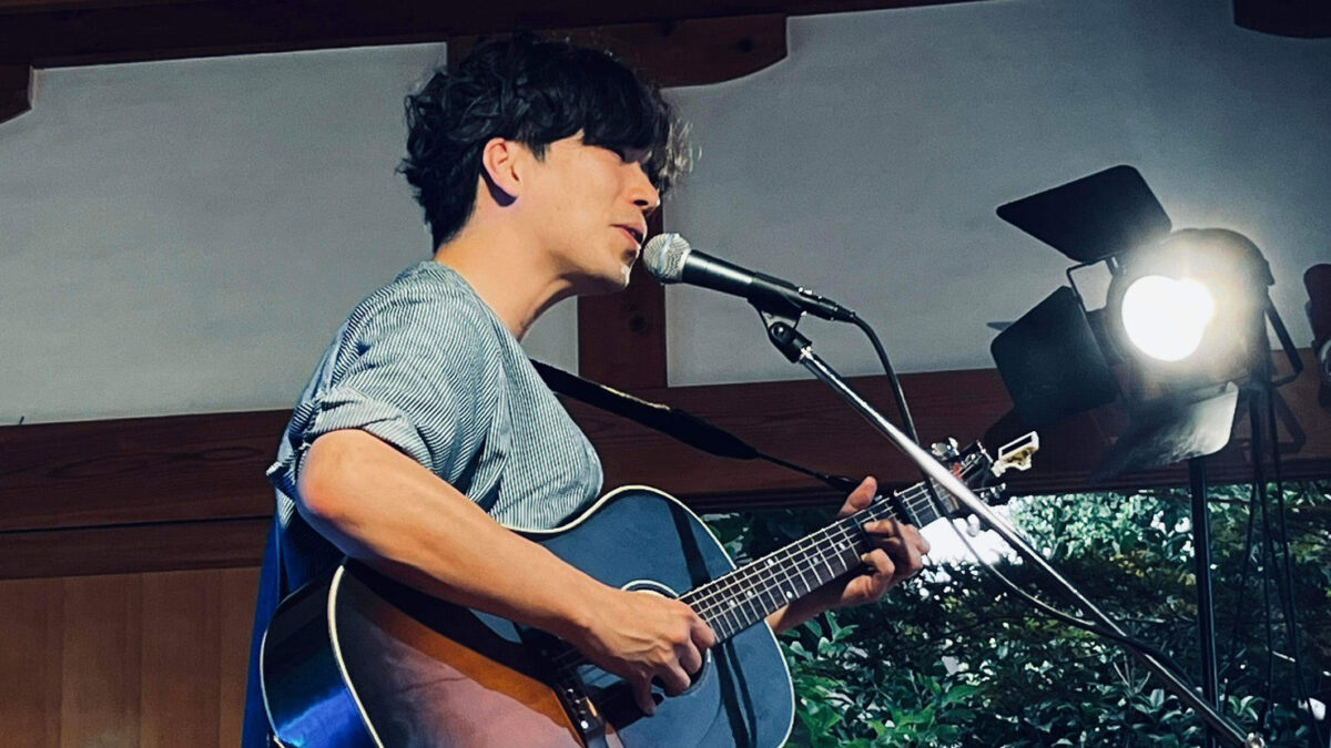 ライブで弾き語りをする尾上明範（おのえ・あきのり）さん