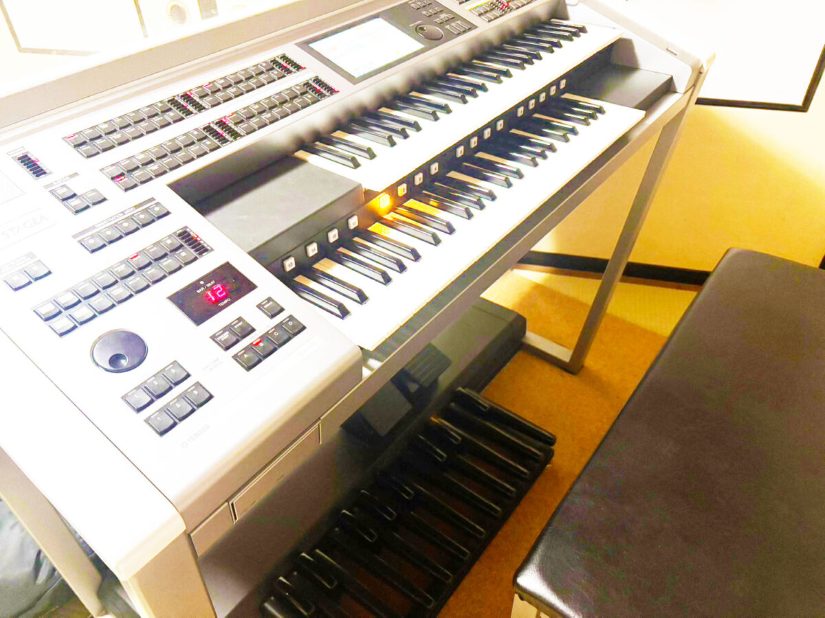 エレクトーンは鍵盤が3段ある(足元に見える黒っぽいものも鍵盤)