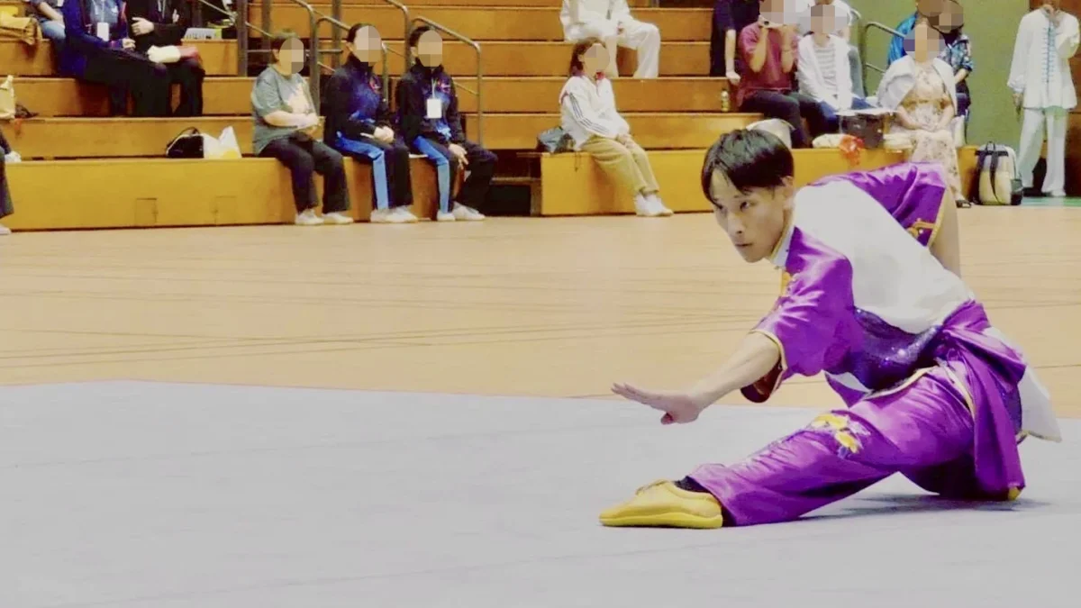 武術太極拳の演武をする勝部竜海さん