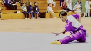 武術太極拳の演武をする勝部竜海さん