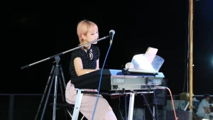 エレクトーンの演奏をする「ほりピ」さん