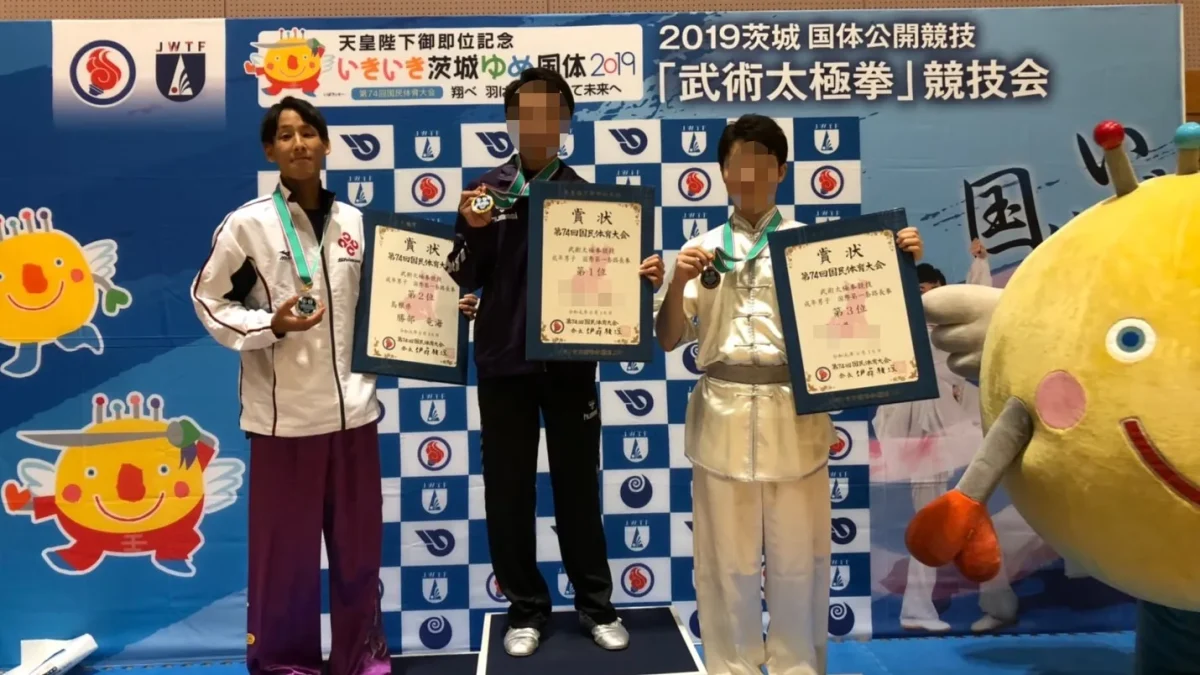 勝部竜海さん(左)が国体で準優勝したときの表彰式