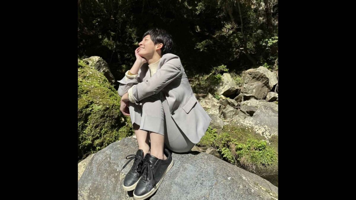 ドラマ撮影の合間に記念撮影をする延原舞さん