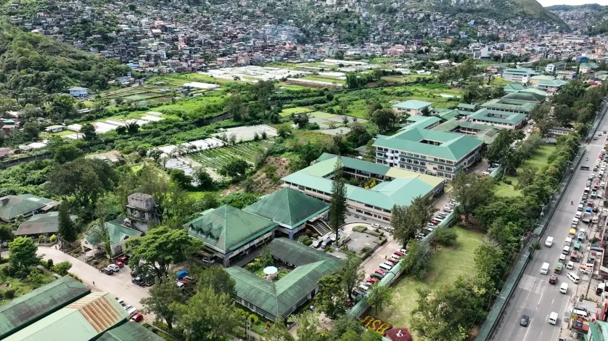 屋内壮馬さんが留学しているベンゲット州立大学（緑色の屋根の建物群がベンゲット州立大学）