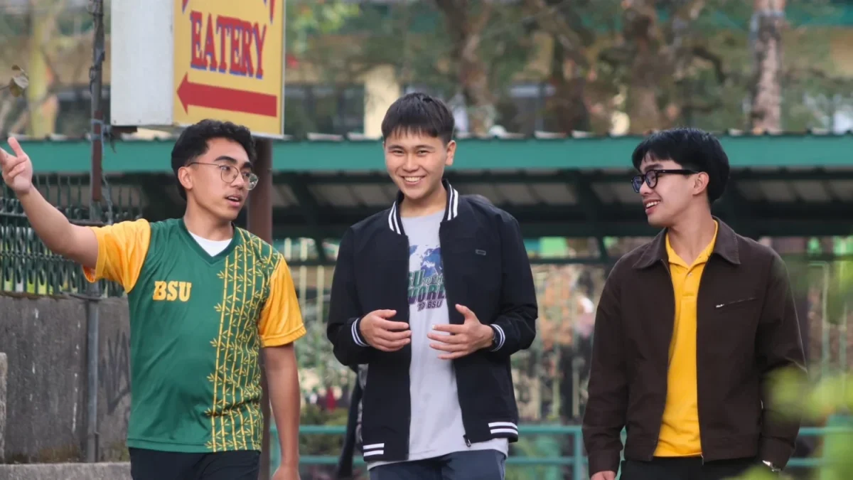 フィリピンのベンゲット州立大学に留学中の屋内壮馬さん（中央）