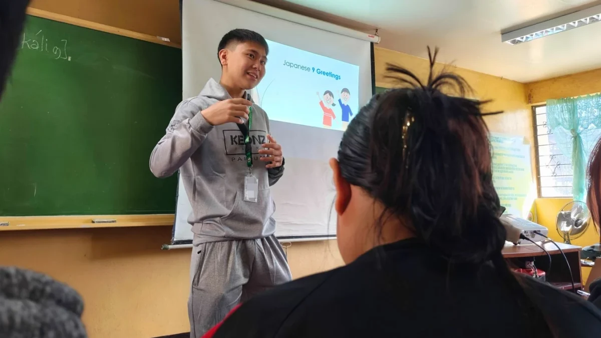 教授のアシスタントとして、フィリピンの学生に英語で日本の文化や観光名所を教える屋内壮馬さん